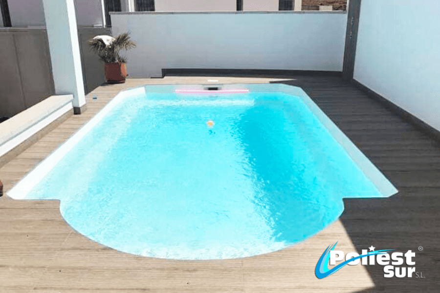 piscina de poliéster en un hogar