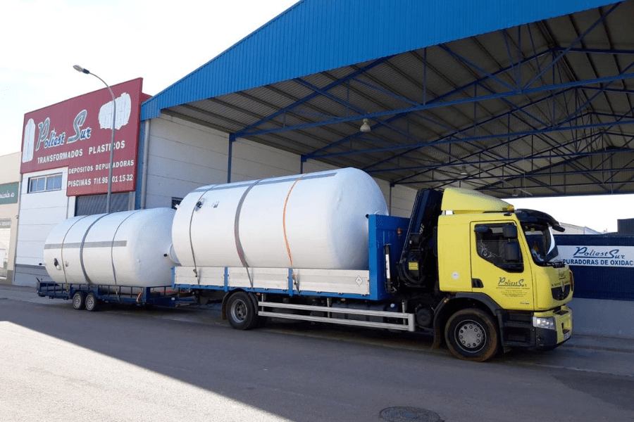 fábrica de PoliestSur con camión y depósito de poliéster