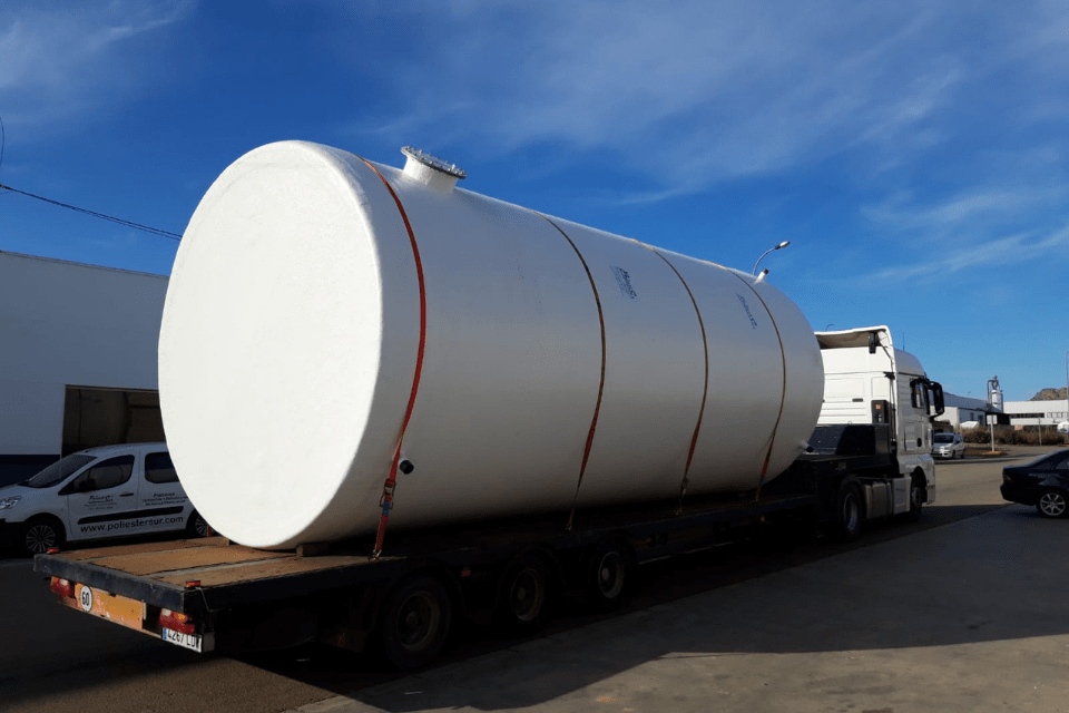 camión de Poliéster Sur transportando un depósito de poliéster