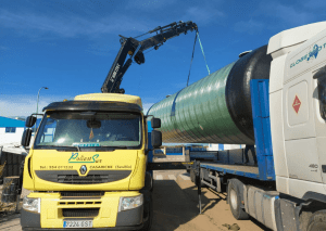 camión Poliest Sur transportando depuradora de oxidación
