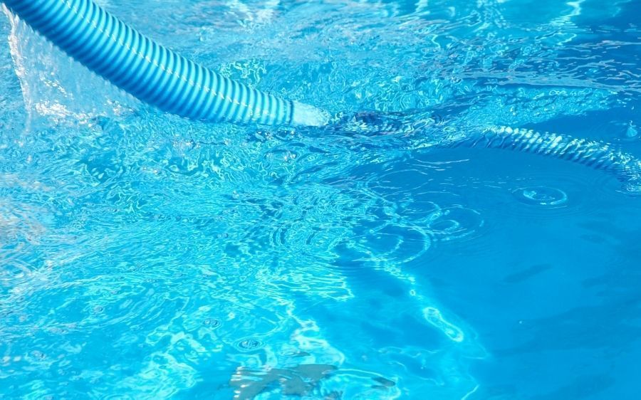 cuidado del agua de una piscina de poliéster