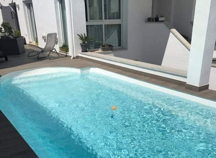 cuánto cuesta instalar una piscina de poliéster