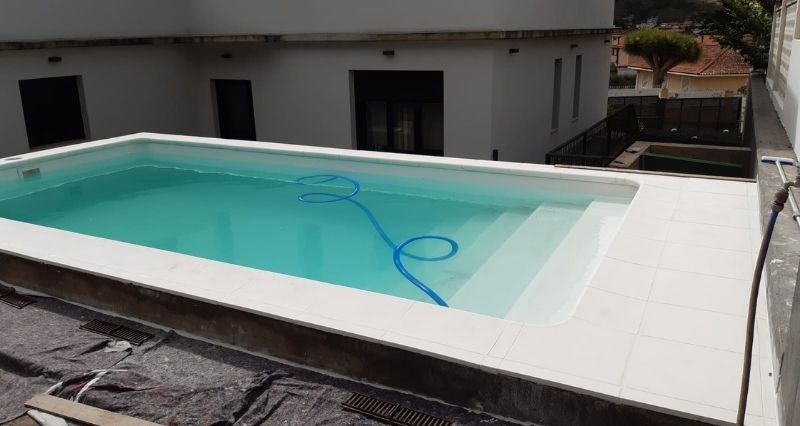 instalación piscinas de poliéster 