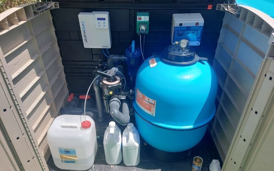 instalación de cloración salina y bomba dosificadora