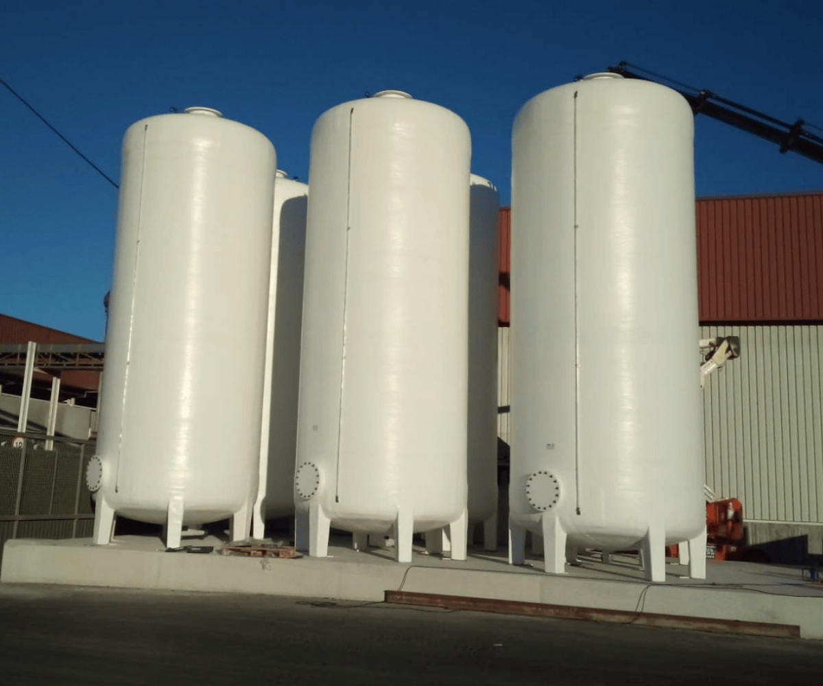 Depósito vertical de fondo curvo con patas