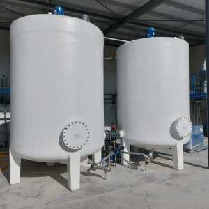 Depósito vertical de fondo curvo con patas