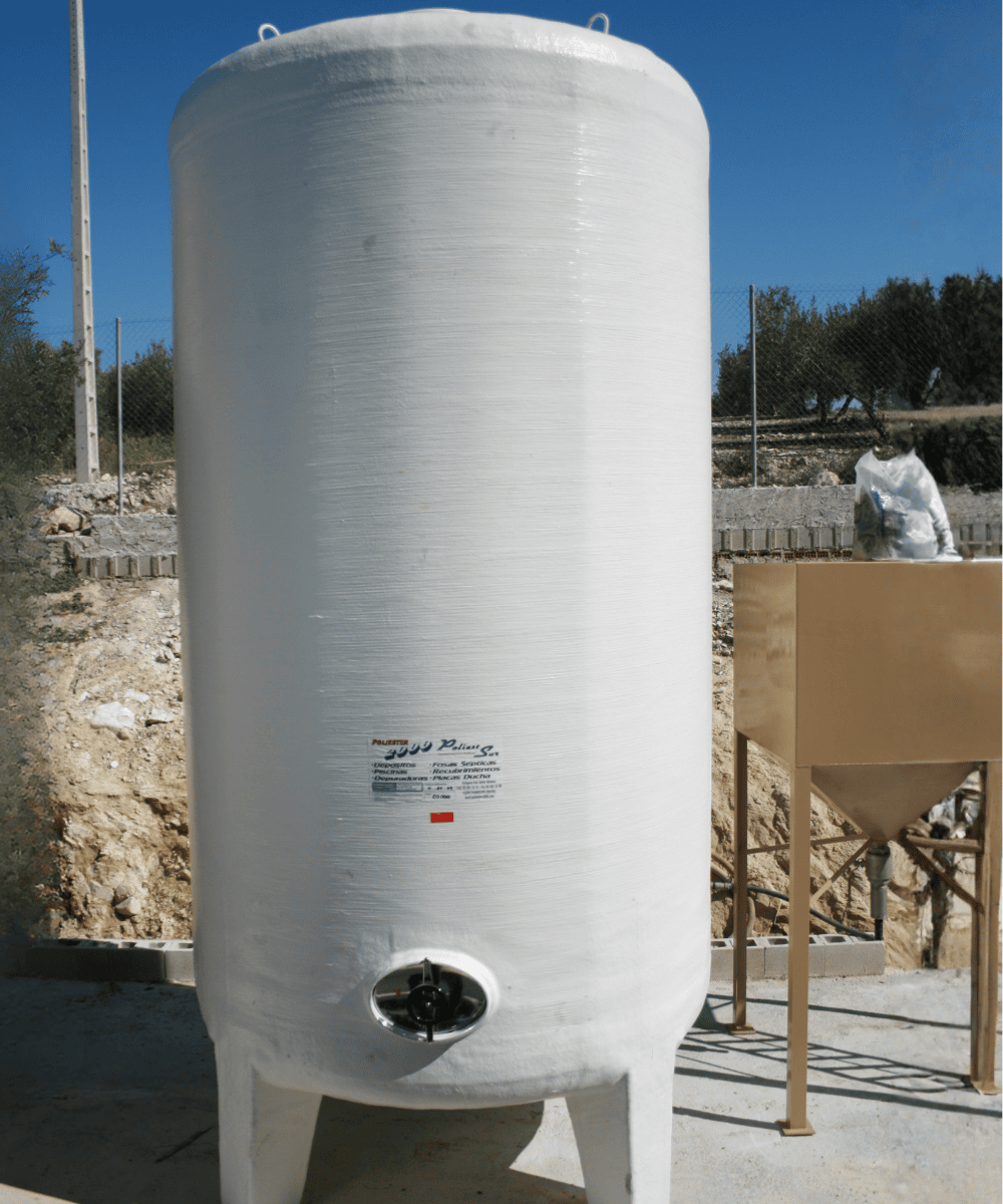 Depósito vertical de fondo curvo con patas