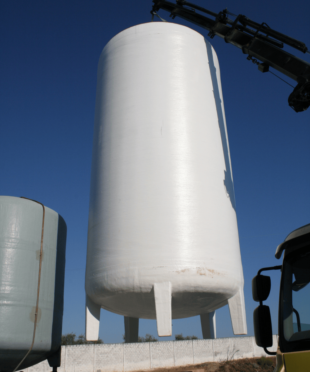 Depósito vertical de fondo curvo con patas