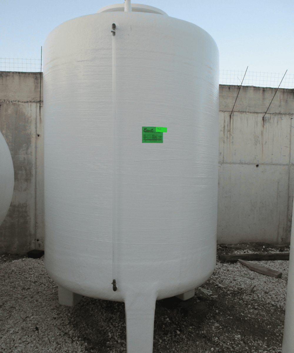 Depósito vertical de fondo curvo con patas