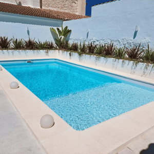 Piscina de poliéster modelo Nerea