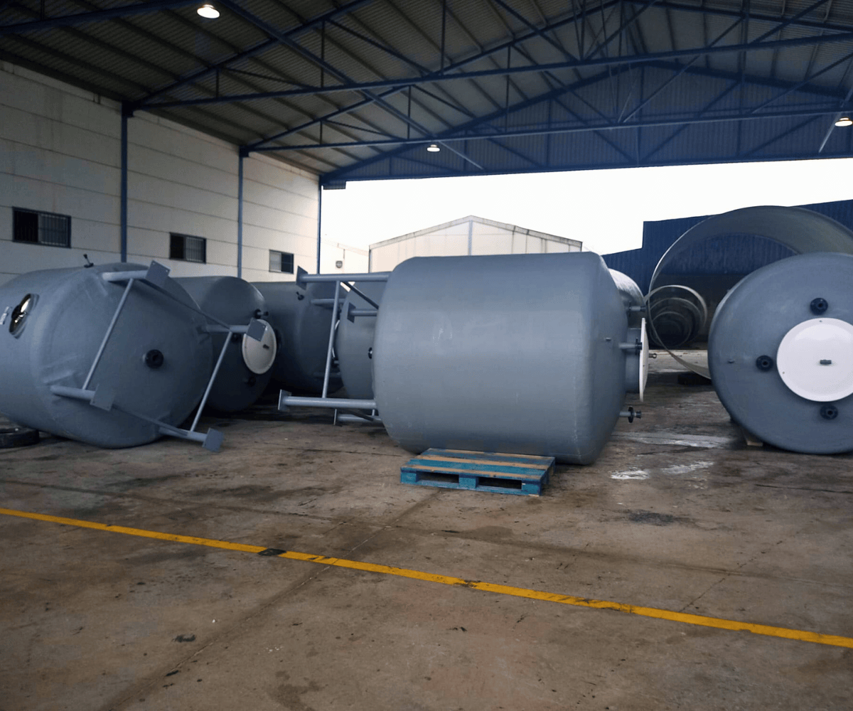 Depósito vertical con soporte metálico