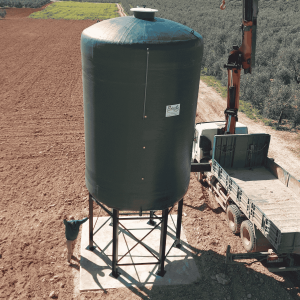 Depósito vertical con soporte metálico