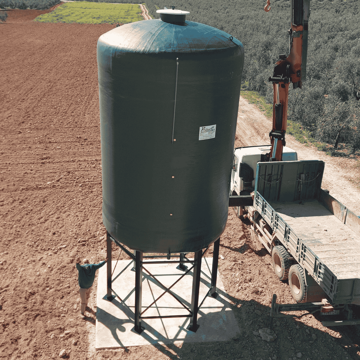 Depósito vertical con soporte metálico