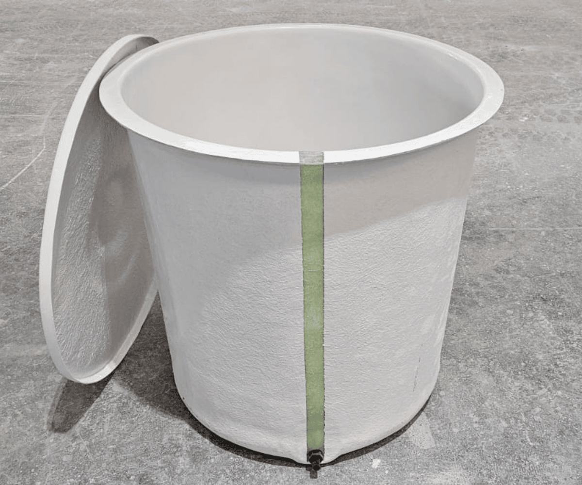 Depósitos de poliéster cilíndricos y rectangulares